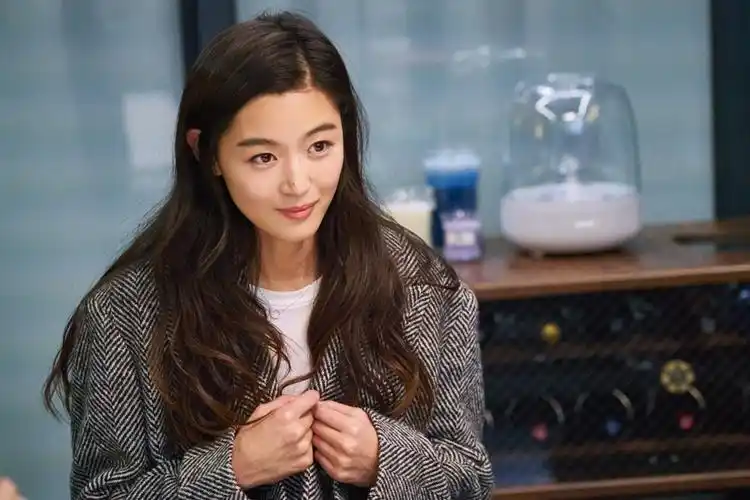 gianna jun) /i>,本名王智贤,1981年10月30日出生于韩国首尔江南区