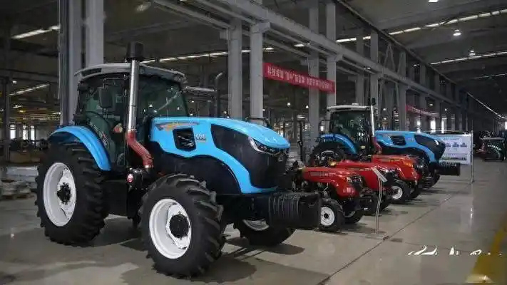 "在农机具产业园内,山东潍坊鲁中拖拉机有限公司销售部主任王亚飞一边