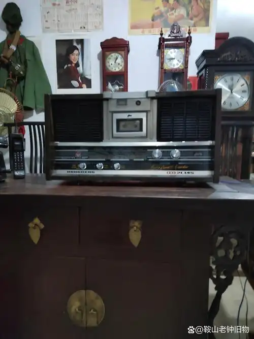 大红灯木壳子录音机,绝对是王者风范,品相保存好正常使用,有喜欢收藏