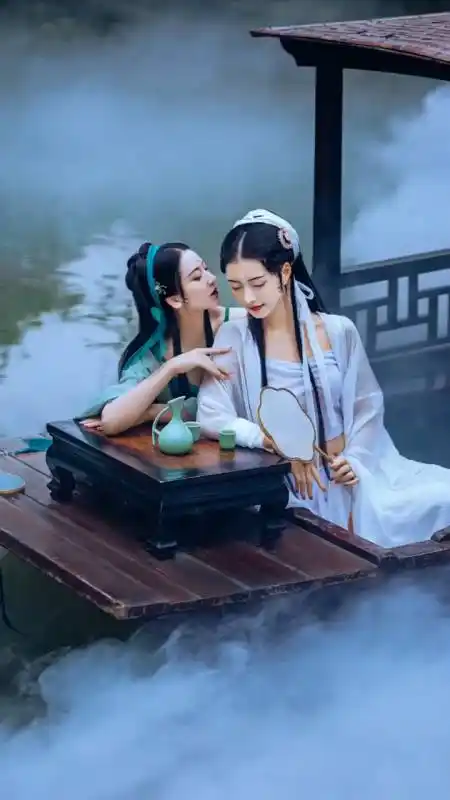 快爱特你的姐妹,来看看这套青白蛇系列写真吧闺蜜最美青蛇白蛇