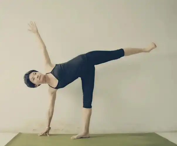 展开全部 是半月式吧,这个体式可以舒展肩,颈,胸,强化大腿及背肌.