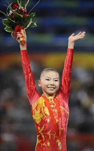 图文体操女子高低杠决赛何可欣最美瞬间