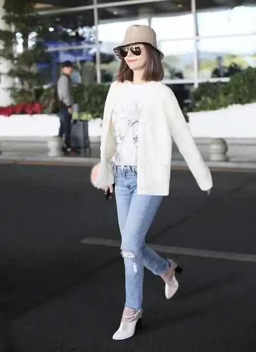 林心如穿衣真挺随性宽松衬衫配骑行裤穿看得出身材有多瘦