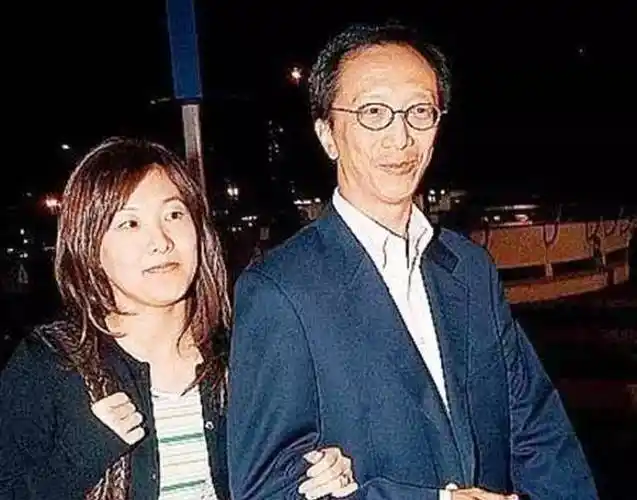 就在两人关系暧昧不断的时候,陈慧珊这边也和自己的丈夫提出了离婚.