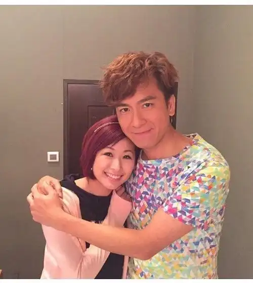 《波士早晨》美女秘书赵希洛晒短发组照 特别多谢"老公"马国明