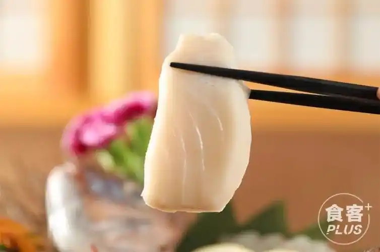 夹起一块蓝鳍金枪鱼,厚度超过1cm