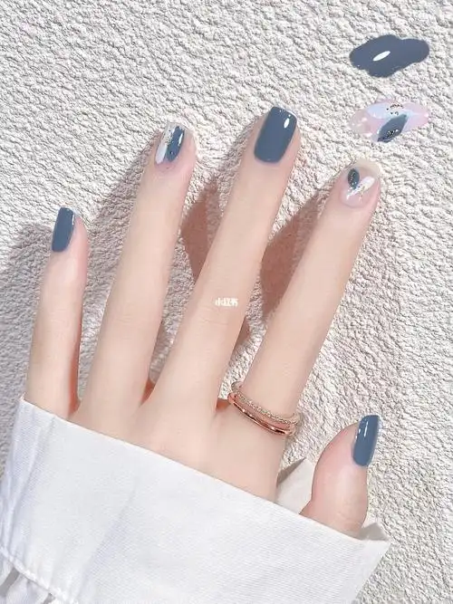 超级显白的雾霾蓝涂鸦美甲