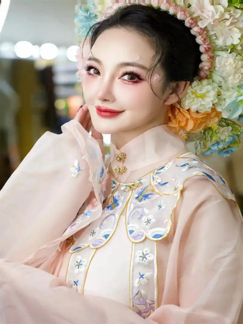 刘雨欣来曼谷找我拍簪花啦  哎呀呀,告诉你们个小秘密,我这次真的被