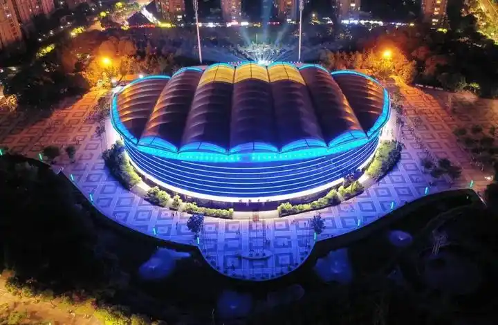 夜幕下的北仑体艺中心,网友:太炫酷!