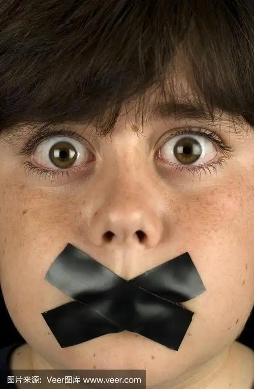 男孩的嘴被胶带封住了.