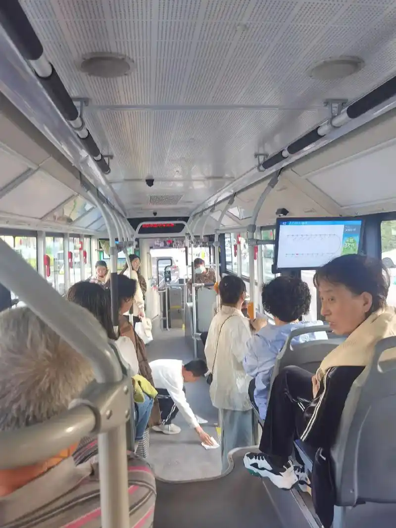 大同市42路公交车上,看到了感人的一幕