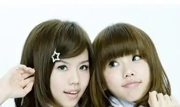 圆圆的脸蛋被厚重的头发所衬托,显得更加的圆润饱满,丰盈灵动,也让by2