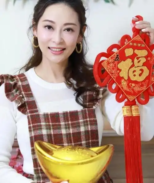 生活自在!港星杨卓娜大晒豪宅自家农场,家庭幸福更待继女为己出