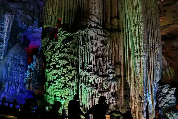 其它 阳朔*银子岩银子岩风景区位于桂林市荔浦县马岭镇,距阳朔18公里.