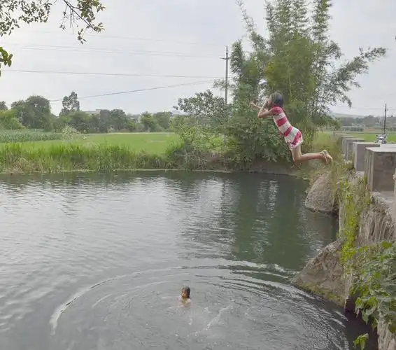 再拍村娃戏水