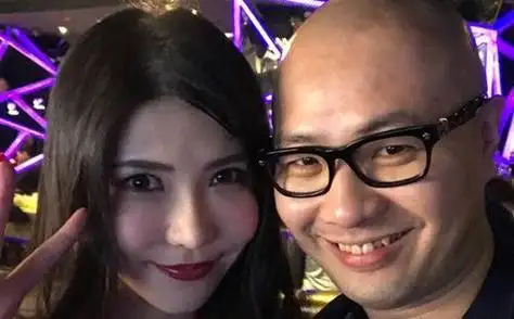 而钱小叶则是刘杀鸡在直播的时候亲口承认过,他与钱小叶发生过关系.