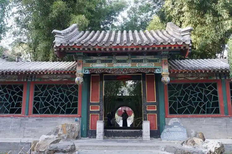 其它 秋照恭王府(下) 写美篇   后罩楼北墙二楼造型后窗,蝙蝠和鱼砖雕