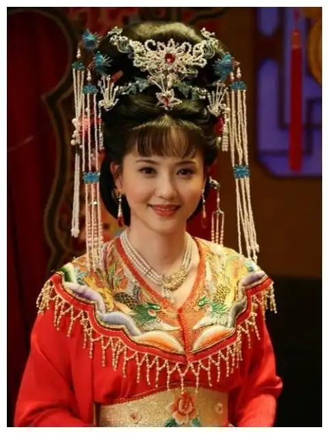 在电影版《红楼梦》中,陶慧敏饰演多愁善感的林黛玉,一身鹅黄衣裳掩不