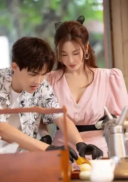 张雨绮和男友同框秒变小女人穿小粉裙清纯可爱感觉真幸福