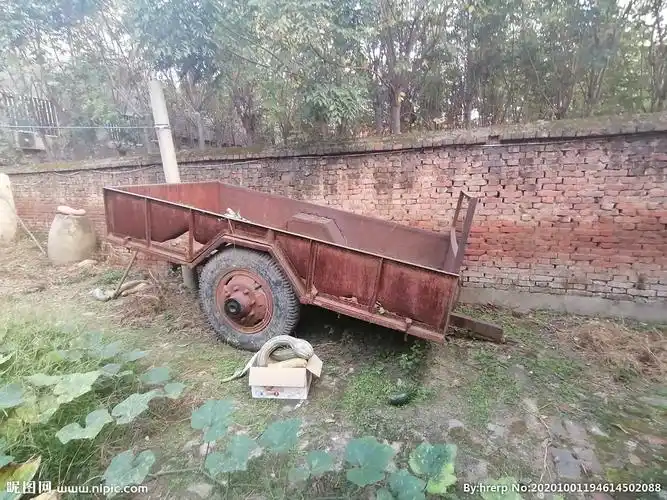 jpg颜色:rgb40共享分×关 键 词:拖拉机 老式拖拉机 拖拉机斗 载物斗