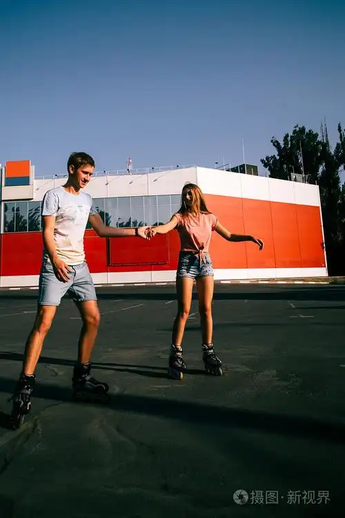 几个在日落时滑旱冰