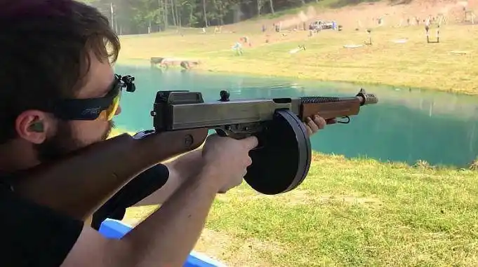 二战著名的汤普森冲锋枪,又名"汤姆逊"玩过cf的朋友应该不陌生