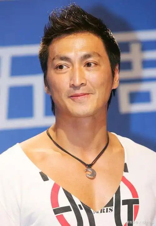 63岁何家劲商演现场太嗨,一定要和女粉互动,生活富足仍接地气