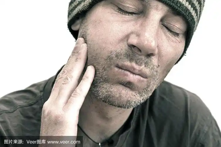 男人牙痛,牙齿痛,脸肿