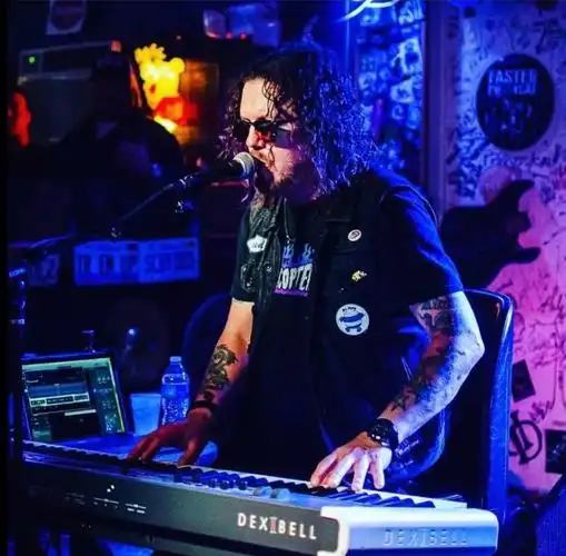 后来我查了一下资料,居然发现现场演出,连梦剧院乐队键盘手和枪炮玫瑰