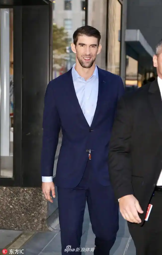 菲尔普斯西装革履帅气录制节目