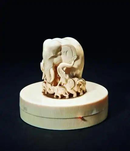 清 象牙雕仕女摆件连座