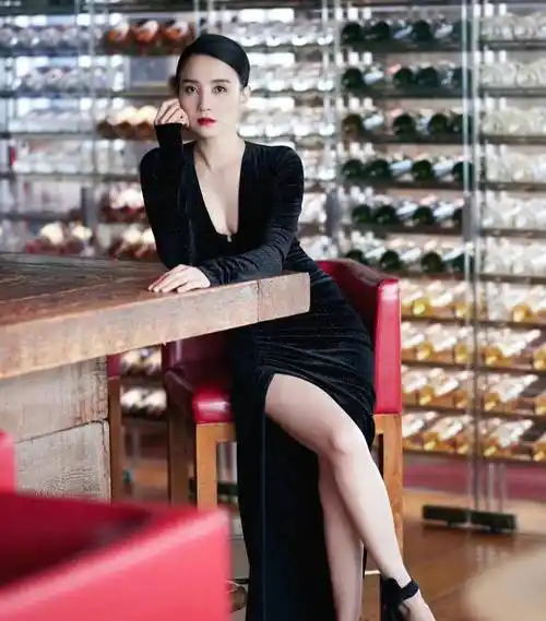 宋佳太自信了,人到中年也有"纹身裙",美艳优雅又迷人!_时尚_黑色_设计