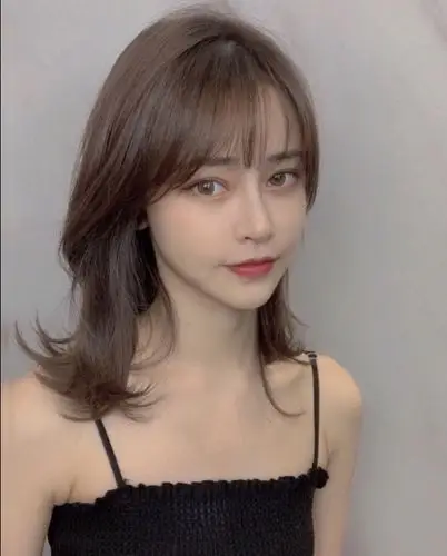 今年锁骨发大流行,好看而不腻|锁骨|发型|发色_新浪新闻