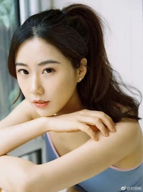 组图:河海大学校花晒夏日清新写真 身材婀娜面容姣好