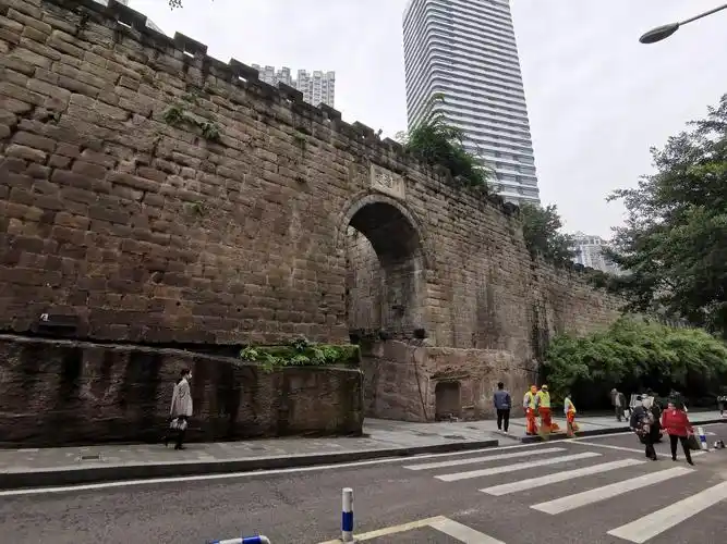 通远门老城墙基本完好地保存了下来,整体石岩开凿的城门洞和墙砖