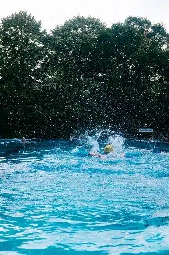 一个人在户外游泳时溅起大水花(person makes large splashes while