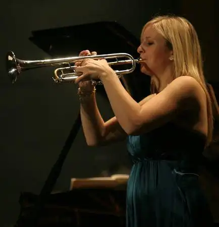 巴尔松身怀六甲登台吹小号 不惧危险喜欢挑战