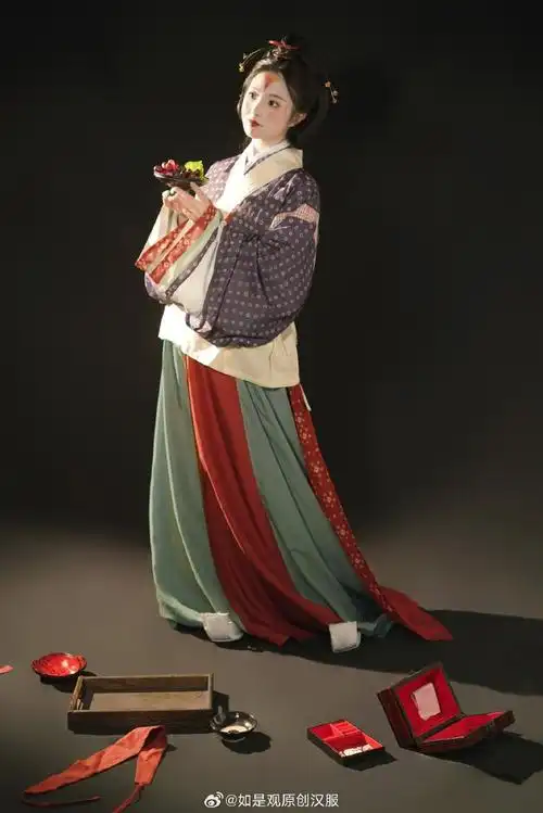 作为一款魏晋襦裙,【花海】间色裙可以双面穿,"正面"可以穿成毕家滩孙