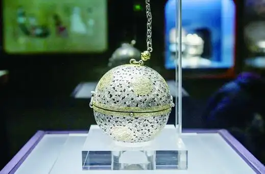 "大唐宝藏——法门寺地宫文物精粹展"展出的鎏金双蛾团花纹银香囊.