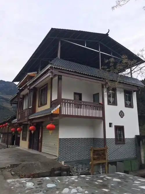 农村盖树脂瓦好还是琉璃瓦好来看看大风过后的区别