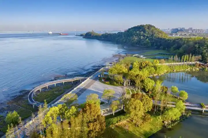 南通滨江公园 是一个集景观性,休闲性,参与性 于一体的大型综合性开放