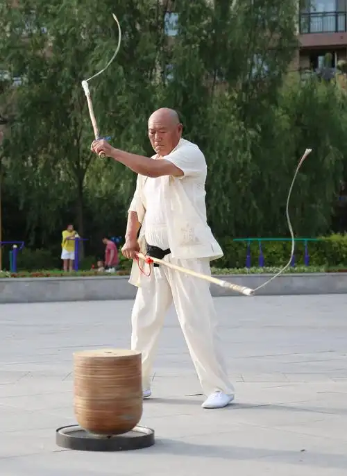 "抽陀螺不仅可以增强肩颈和手臂力量,还能练到全身肌肉,玩起来特别