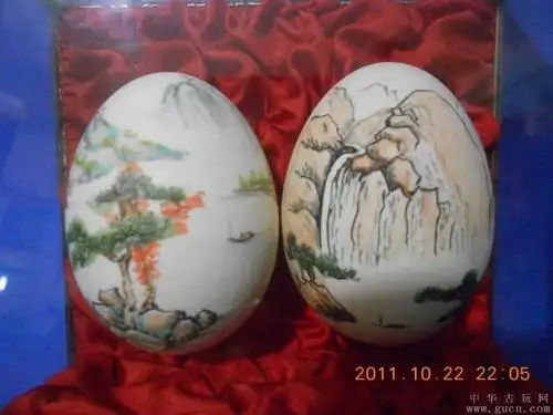 他一丝不苟地在鸡蛋壳上画了一幅精致绝美的山水画,可是这也改变不了