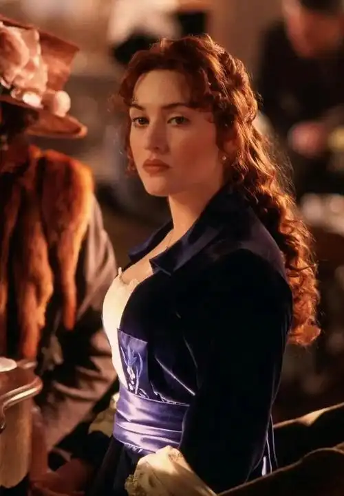 卡梅隆拍下了命令卡尔手下从杰克和露丝手中夺走钻石的场景.