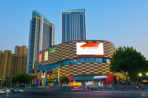 (图:今年在滁州开业的苏宁生活广场)