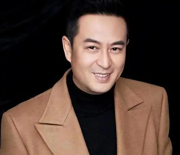 比如我们熟知的演员张嘉译,他曾为《白鹿原》《建党伟业》等作品获得