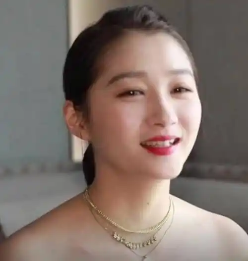 关晓彤采访照曝光,无美颜无滤镜下成这模样,网友:也太真实了_明星