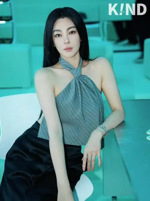 张雨绮又带火了一种新穿法肚兜阔腿裤时髦性感一般人不敢穿