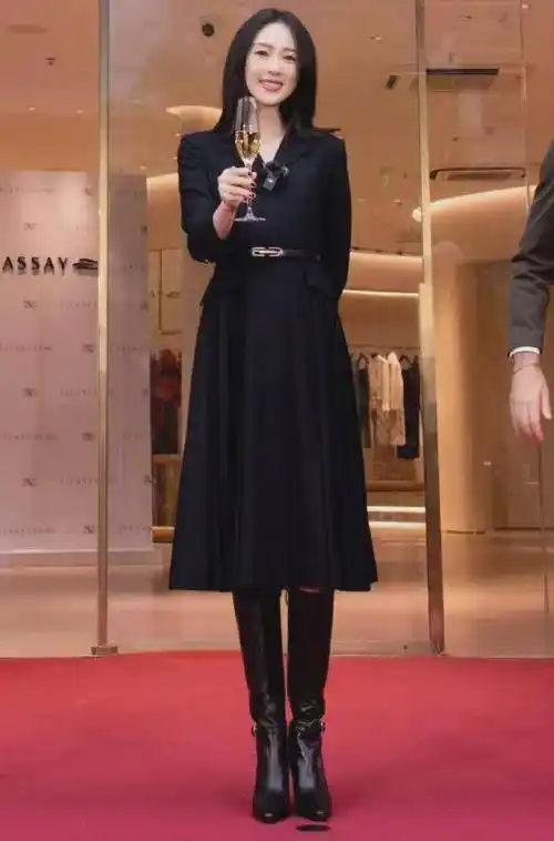 揭秘美女童谣的时尚秘籍:皮质尖头高跟长靴大揭秘!_气质_靴子_显得