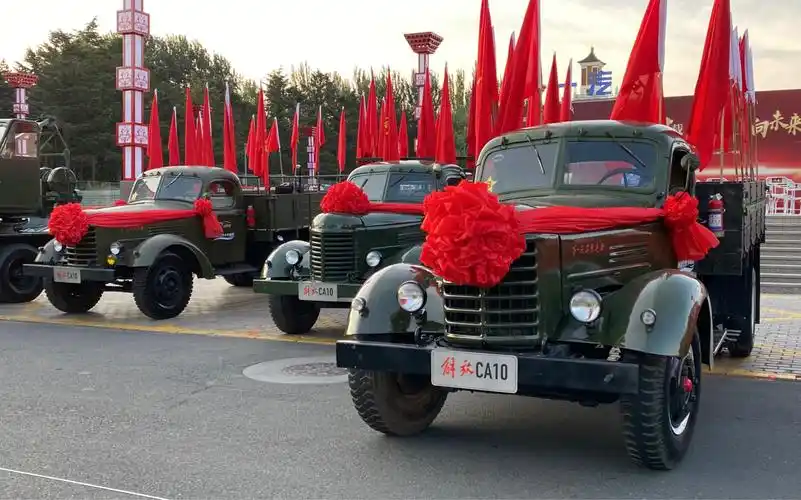 "乘坐36年前生产的全国第一辆【解放ca-141卡车】巡游长春市区是什么